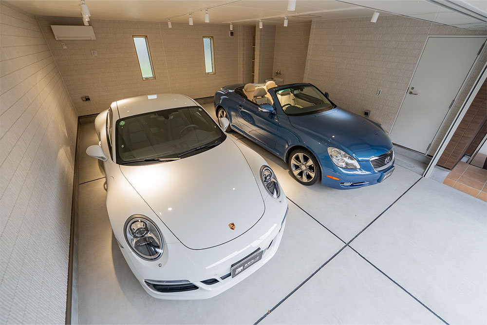 ガレージに駐車した911Carrera S＆SC430