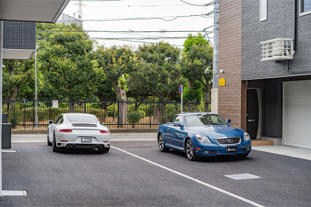 敷地内ですれ違う911Carrera S＆SC430