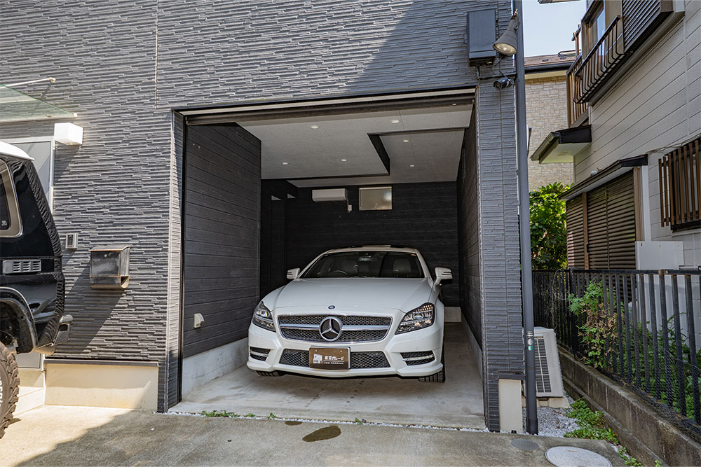 ガレージに駐車したCLS350