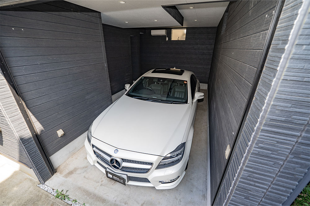ガレージに駐車したCLS350