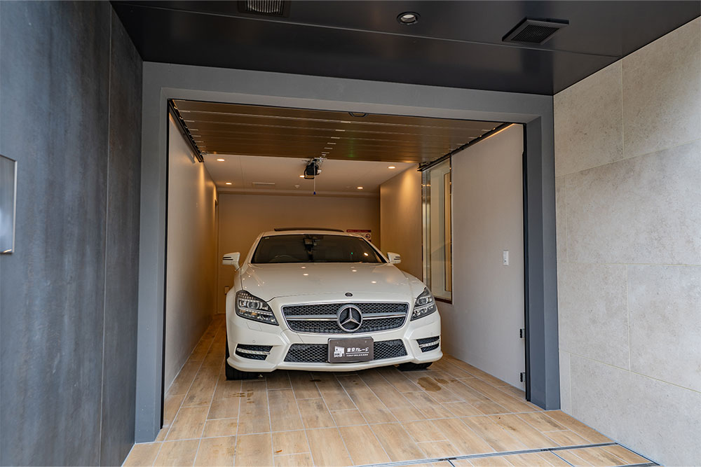 ガレージに駐車したCLS350