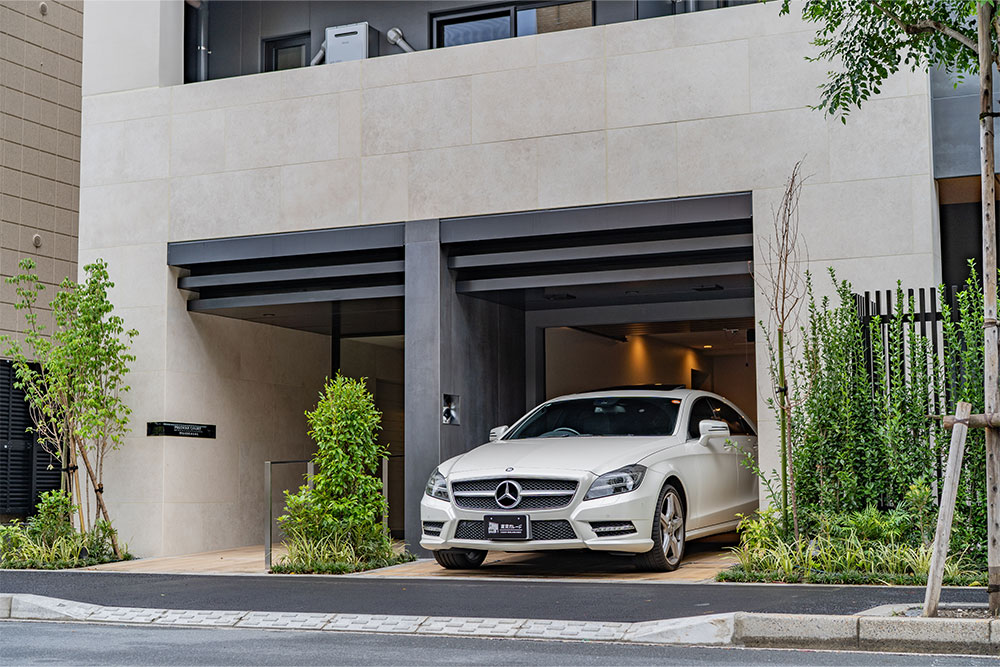 ガレージを出発するCLS350
