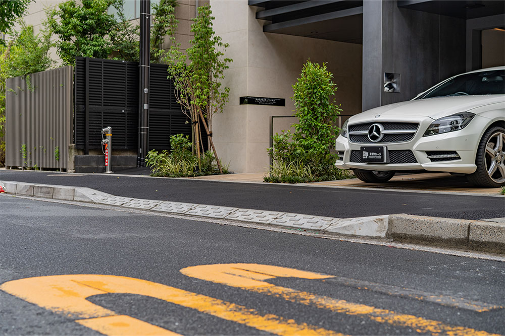 ガレージ前歩道の切り下げの様子