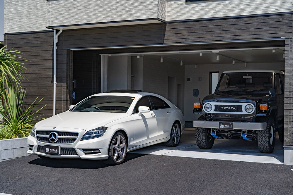 ガレージを出発するCLS350