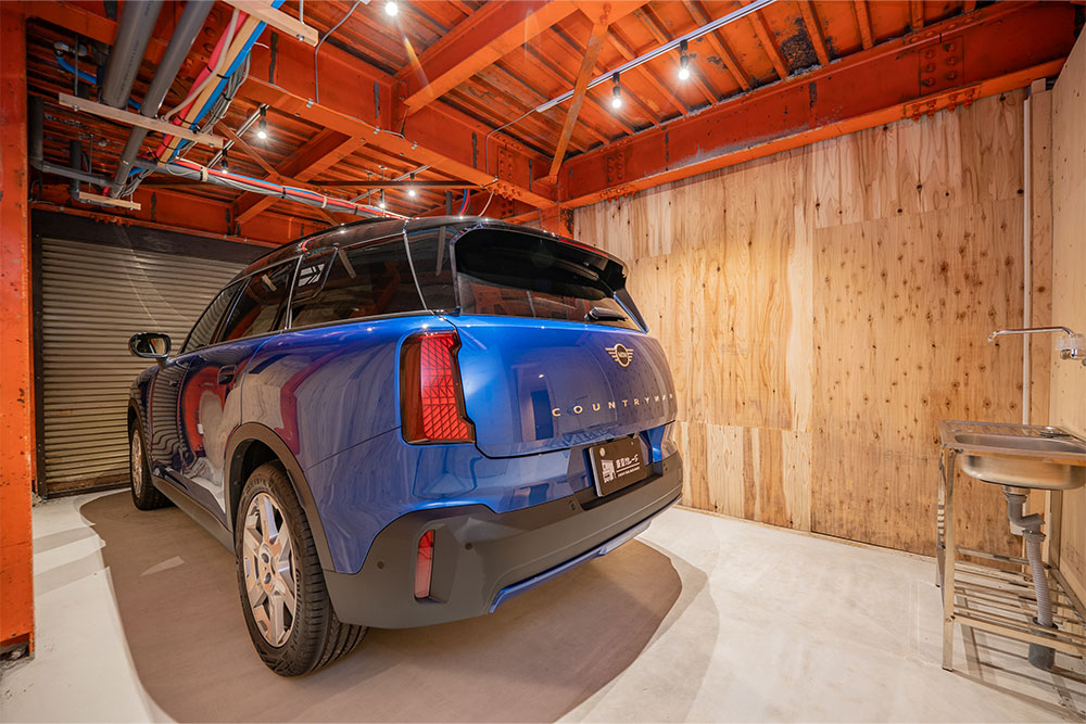 ガレージに駐車したMINI_Countryman