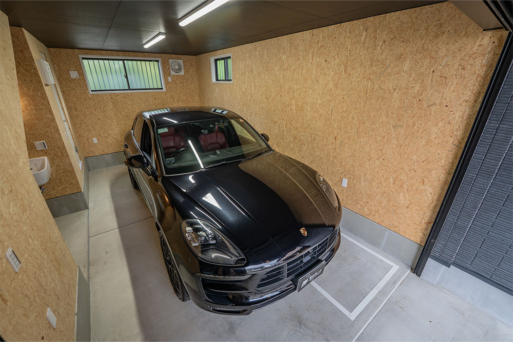 C号室のガレージに駐車したMacanGTS