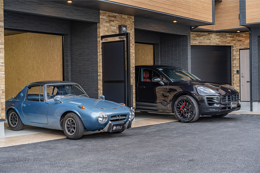 B/C号室のガレージを出発するヨタハチ&Macan GTS