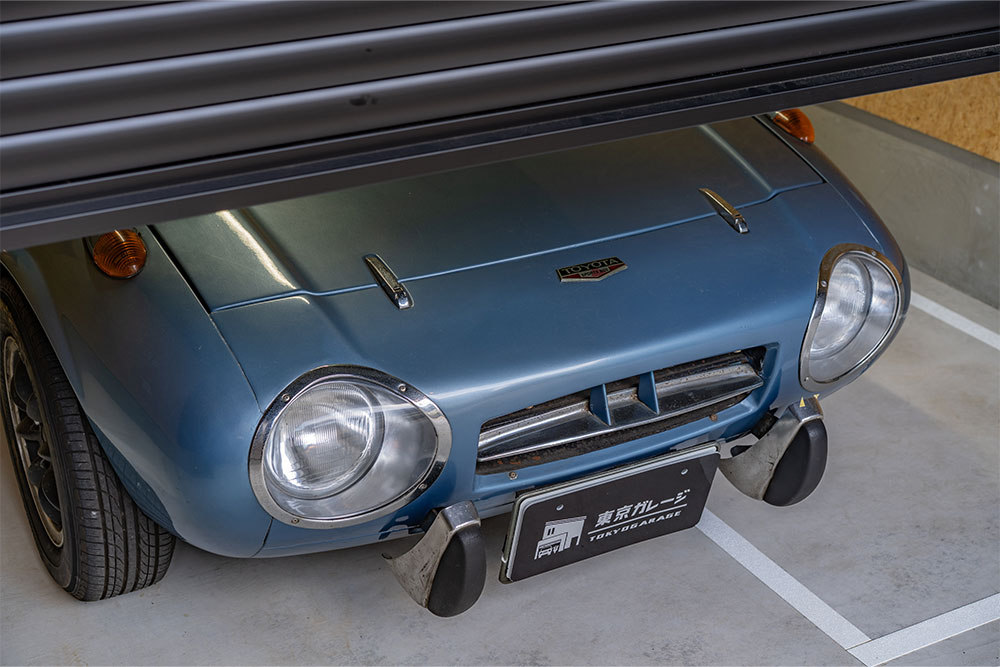 B号室のガレージに駐車したヨタハチ