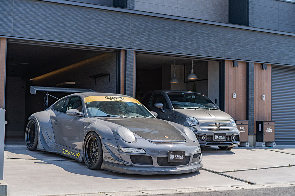 ガレージを出発する911(Type997)