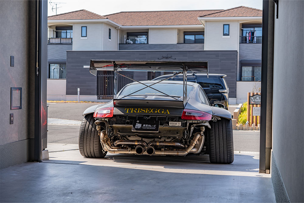 ガレージを出発する911(Type997)