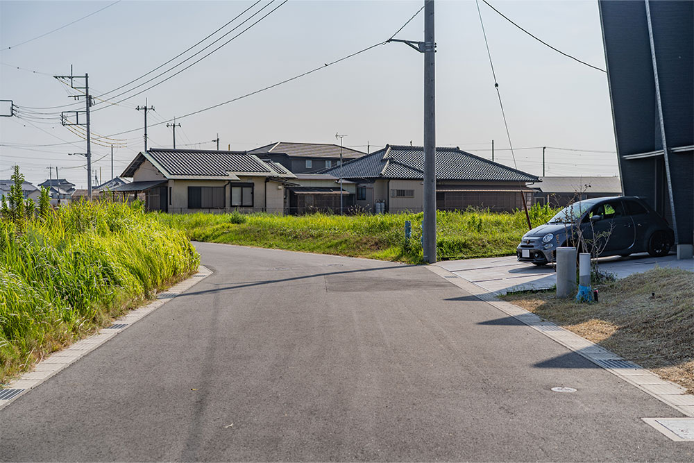B棟側の前面道路