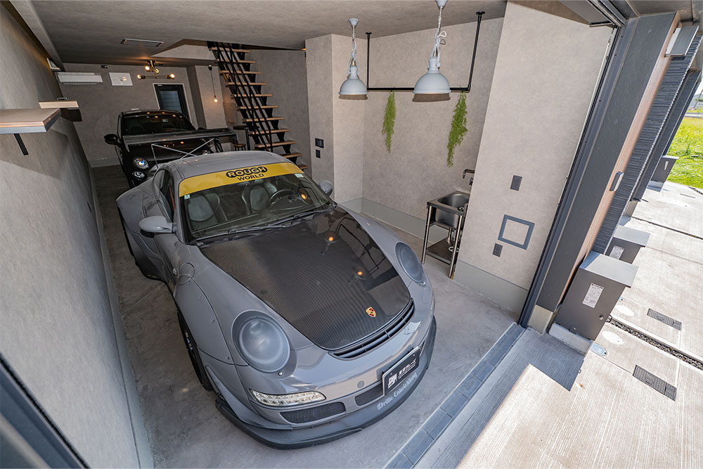 ガレージに駐車した911(Type997)&アバルト695