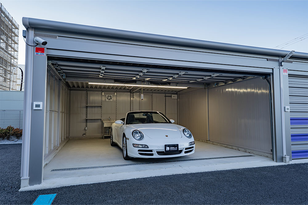 Dタイプのガレージに駐車した911Carrera4S Cabriolet