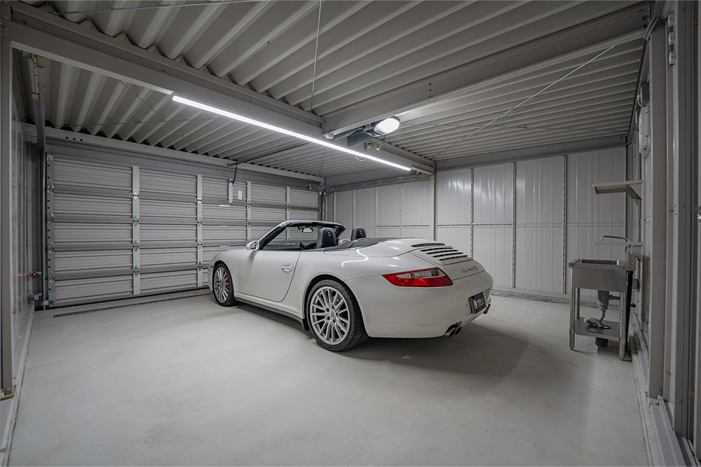 Dタイプのガレージに駐車した911Carrera4S Cabriolet