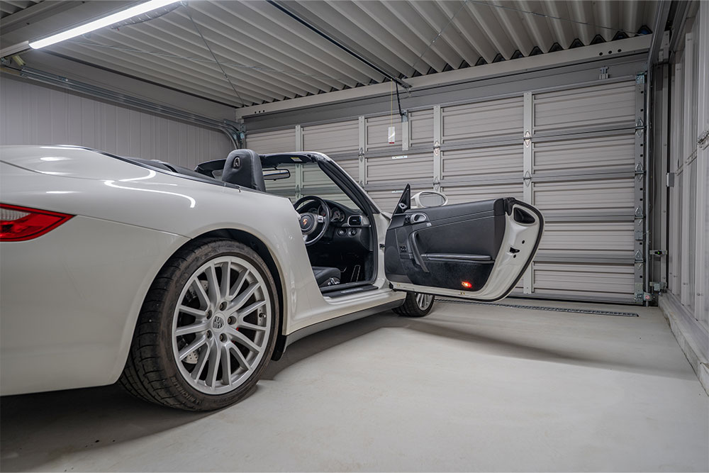 Dタイプのガレージでドアを開けた911Carrera4S Cabriolet
