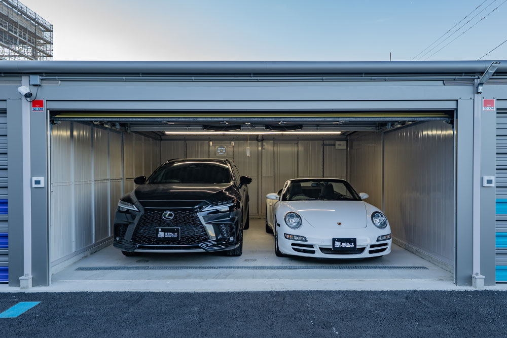 Dタイプのガレージに駐車した911Carrera4S Cabriolet＆RX500h