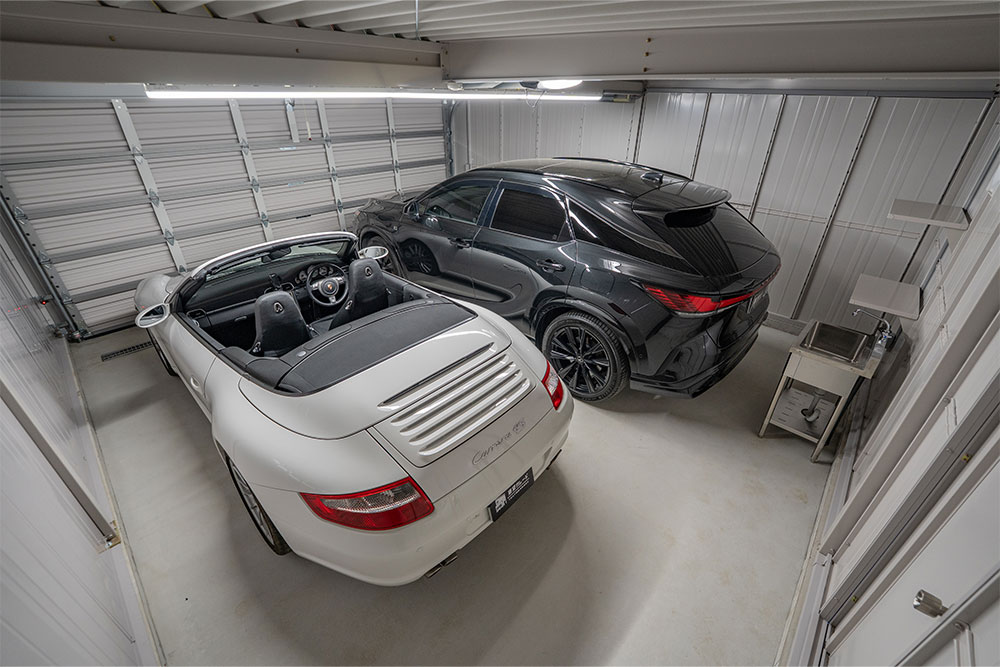 Dタイプのガレージに駐車した911Carrera4S Cabriolet＆RX500h