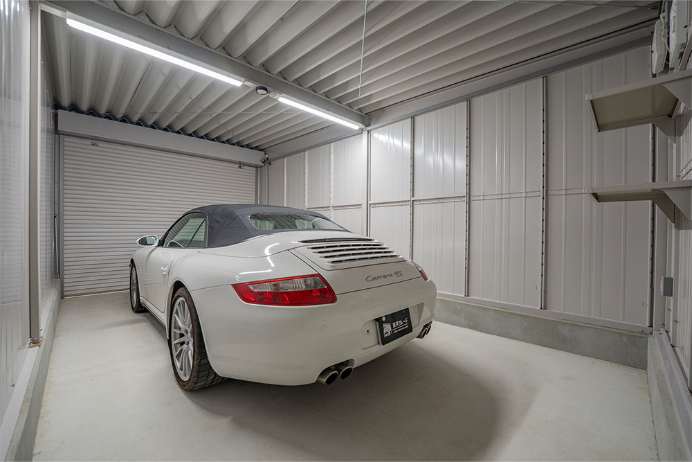 Wタイプのガレージに駐車した911Carrera4S Cabriolet