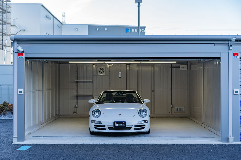 Dタイプのガレージに駐車した911Carrera4S Cabriolet