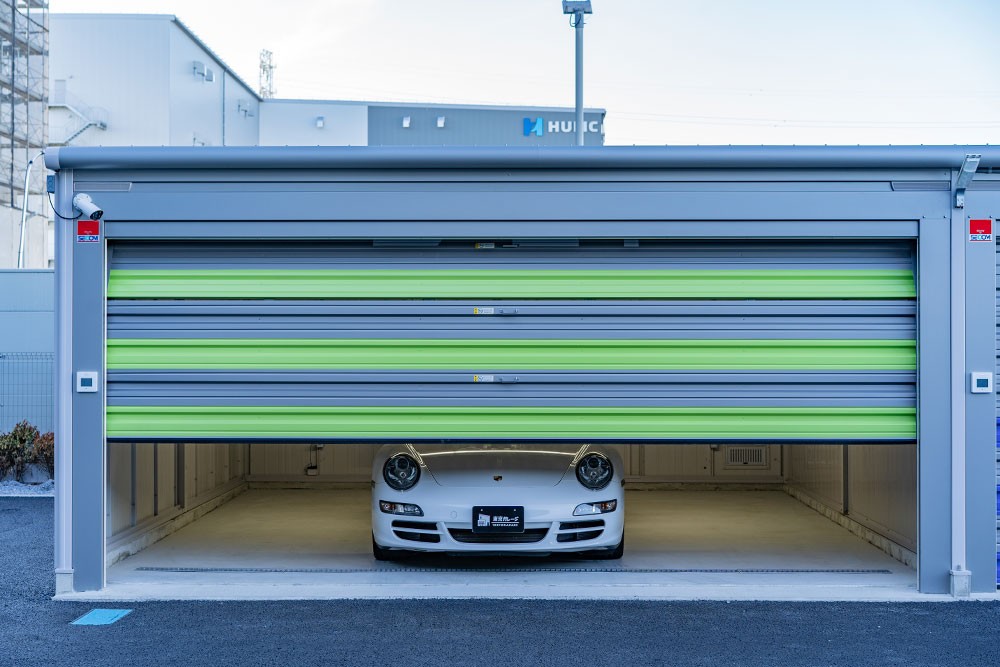 Dタイプのガレージに駐車した911Carrera4S Cabriolet