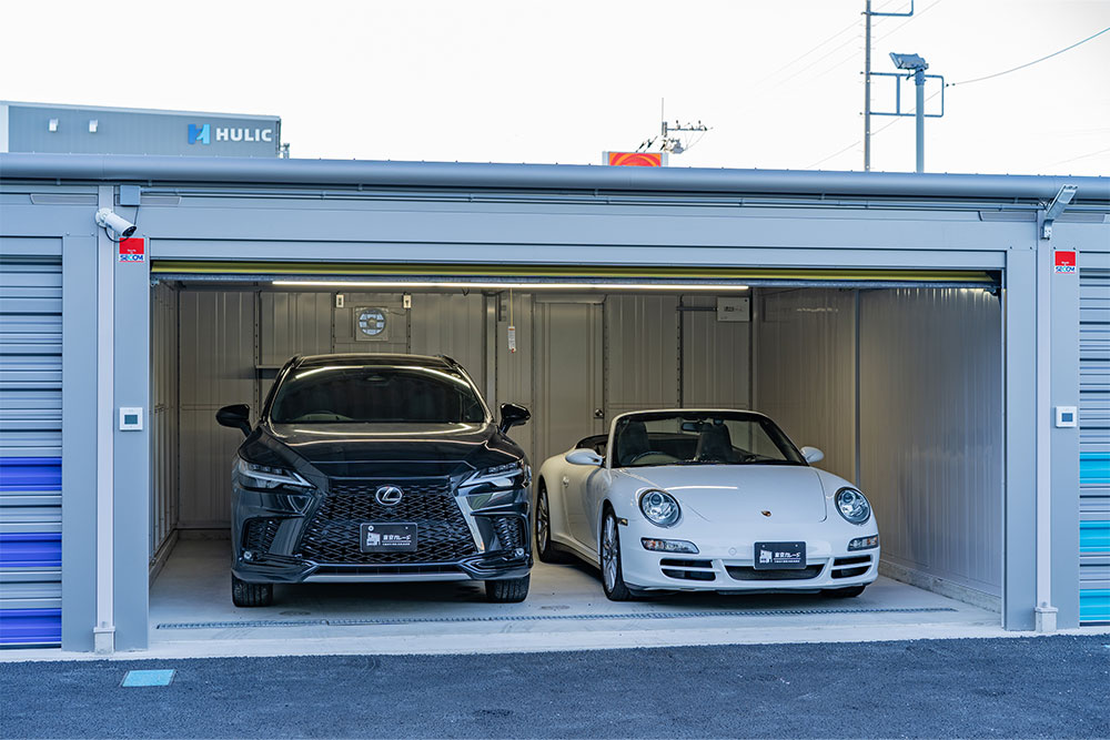 Dタイプのガレージに駐車した911Carrera4S Cabriolet＆RX500h