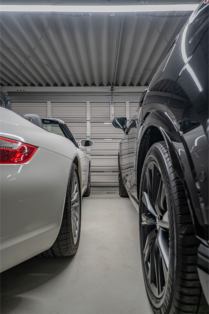 Dタイプのガレージに駐車した911Carrera4S Cabriolet＆RX500h