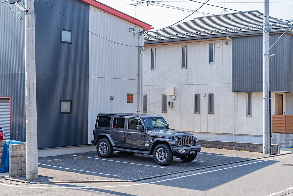 各戸に敷地内屋外駐車場が付帯する