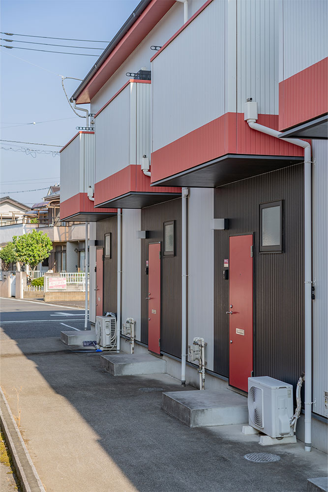 建物裏手に並ぶ玄関