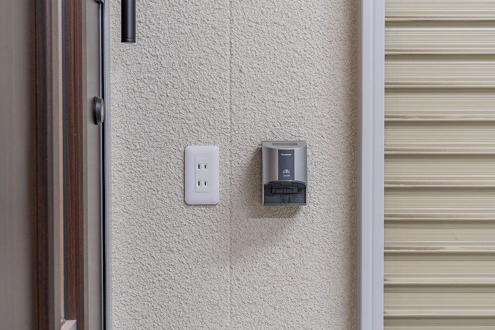 EV充電用200V電源と100Vコンセント