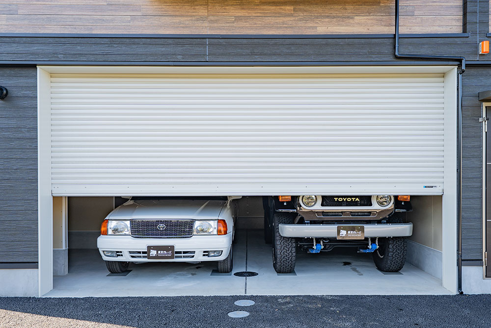 ガレージに駐車したトヨタ_コンフォート＆ランクル70 PX10