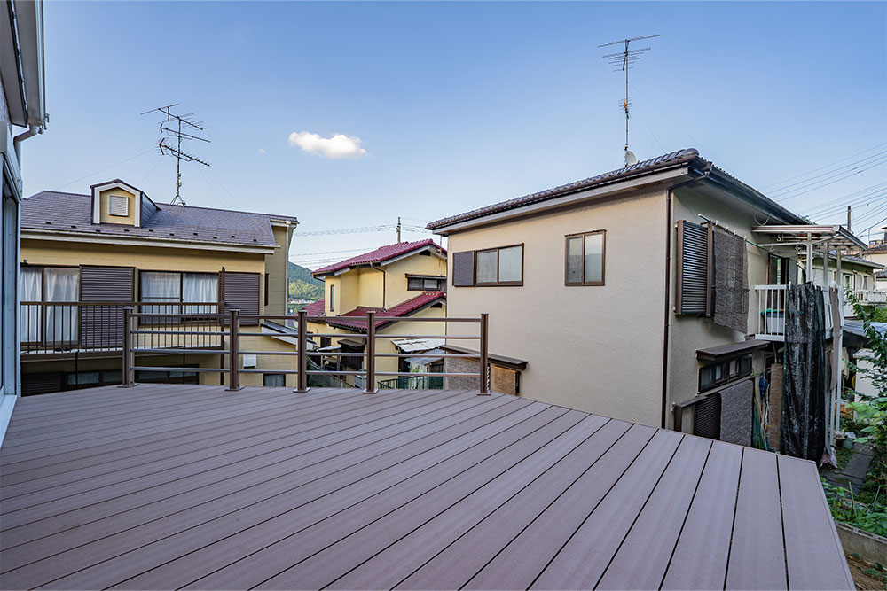 建物裏手庭に設置されたウッドデッキ