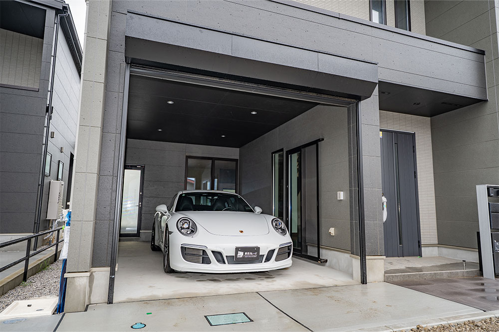 ガレージに駐車した911Carrera S
