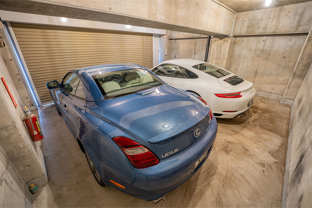 ガレージに駐車した911CarreraS&SC430