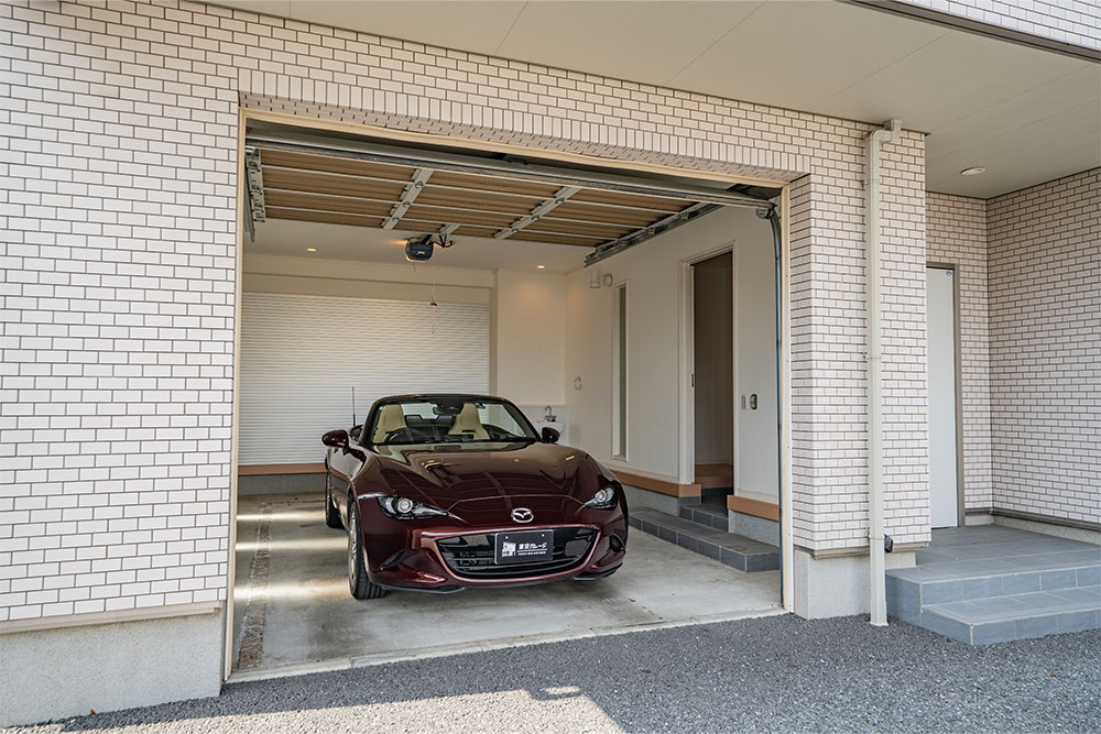 ガレージに駐車したNDロードスター