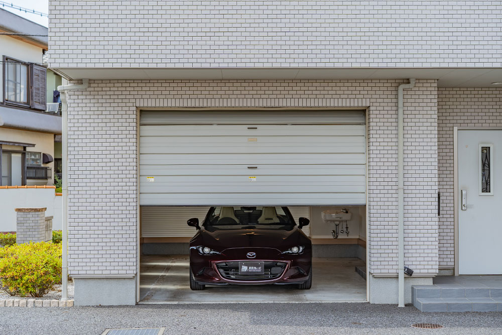ガレージに駐車したNDロードスター