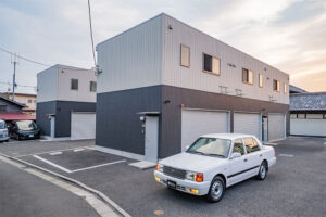 東名アクセス良好、12輪生活を叶える2台ガレージ+屋外P|横浜市瀬谷区