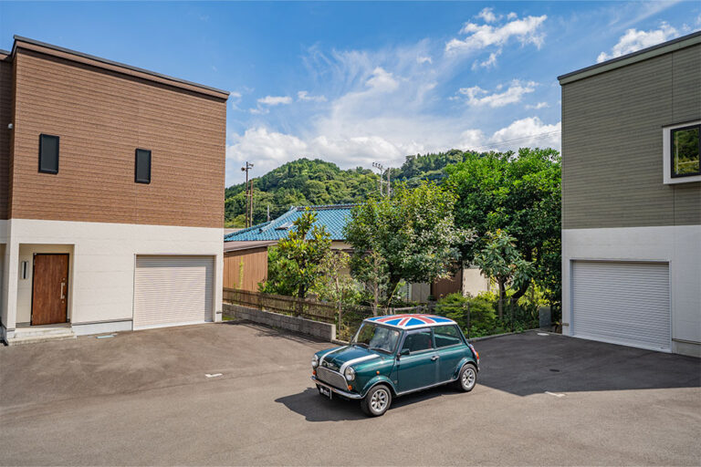 バイクも収まる奥行8.8m、庭と繋がる前後開口ガレージ|山北駅 歩9分