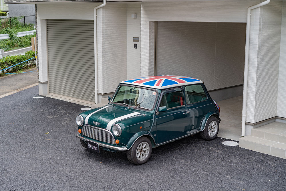 ガレージを出発するローバーMINI