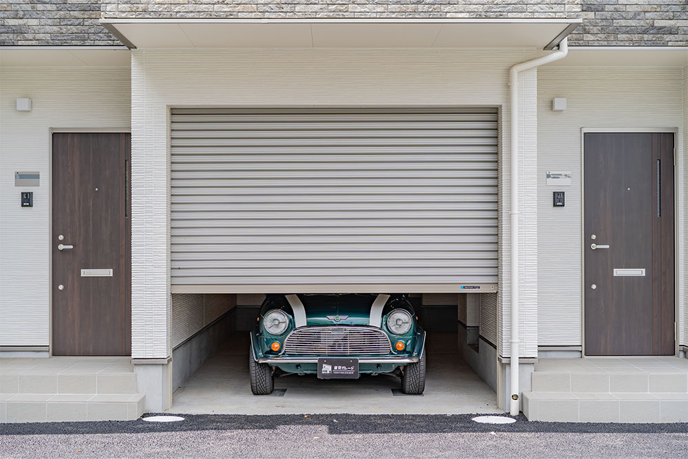 ガレージに駐車したローバーMINI