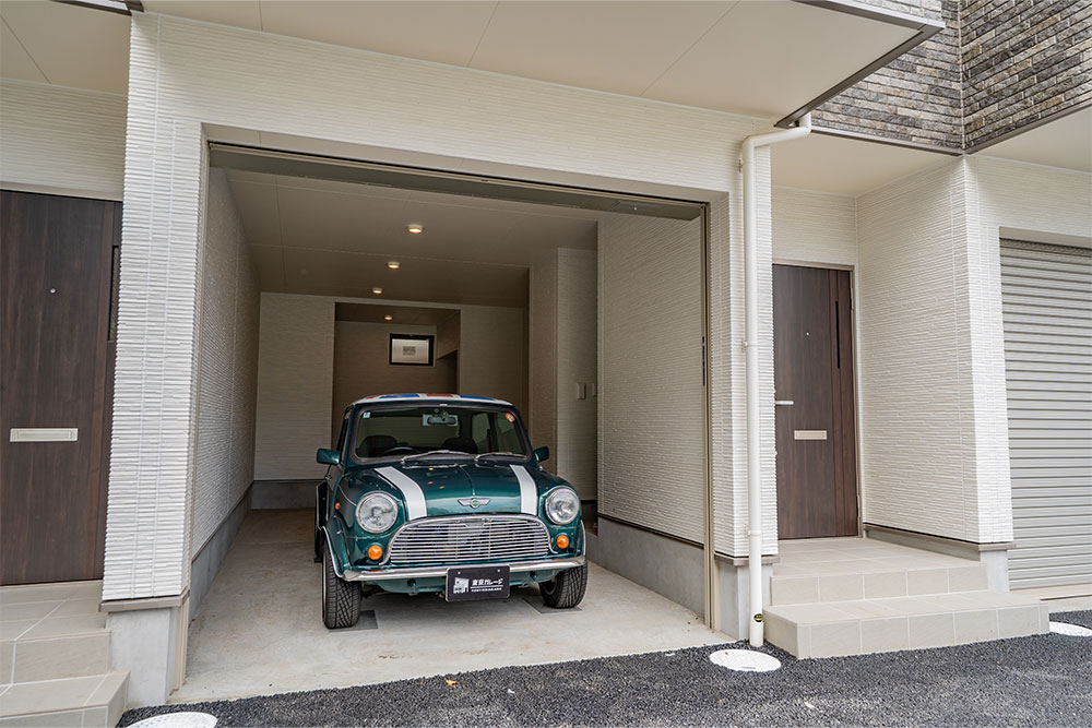 ガレージに駐車したローバーMINI