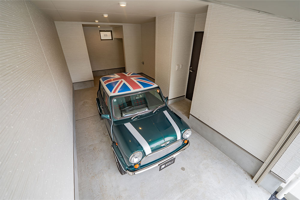 ガレージに駐車したローバーMINI
