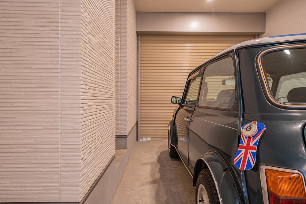 ガレージに駐車したローバーMINI