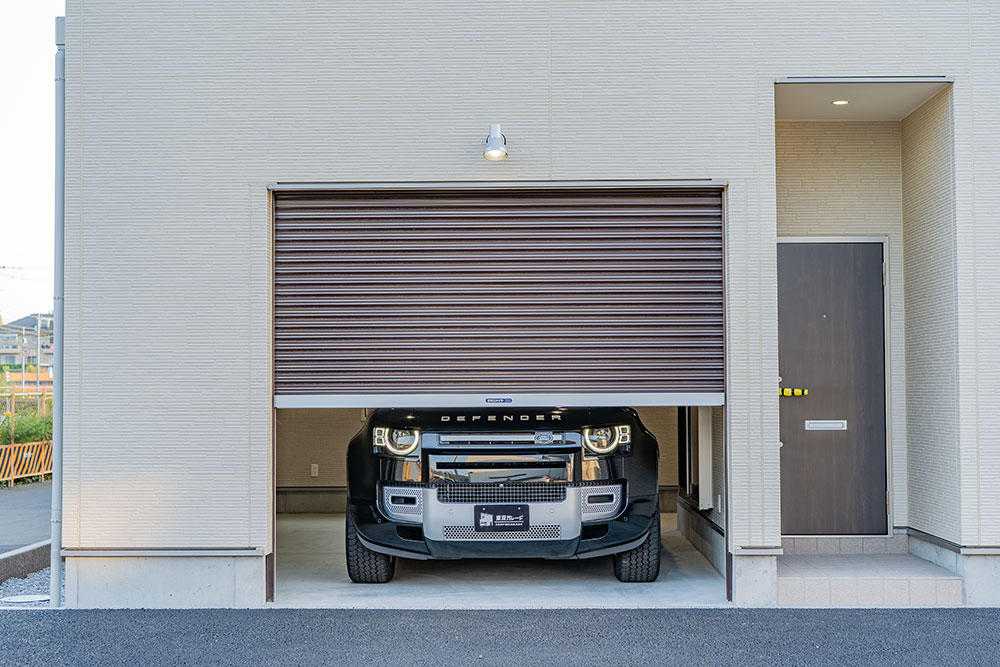 ガレージに駐車したランドローバー_ディフェンダー110