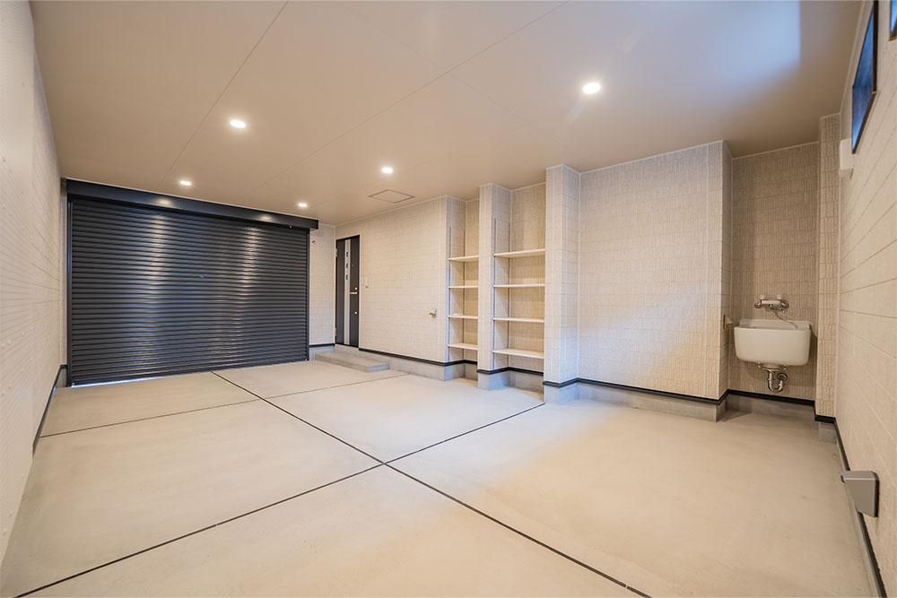 B棟のガレージ内観