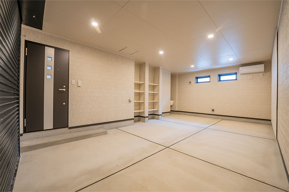 B棟のガレージ内観