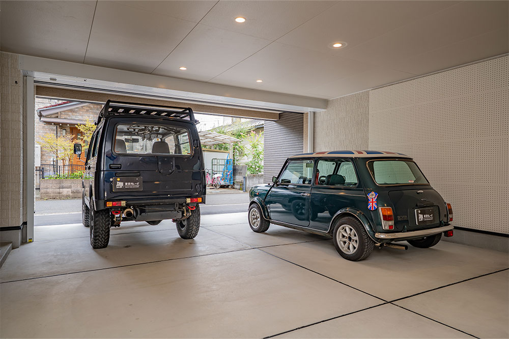 A棟のガレージを出発するSUZUKI_ジムニー