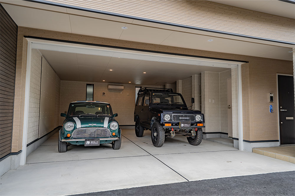 A棟のガレージに駐車したSUZUKI_ジムニー&ローバーMINI