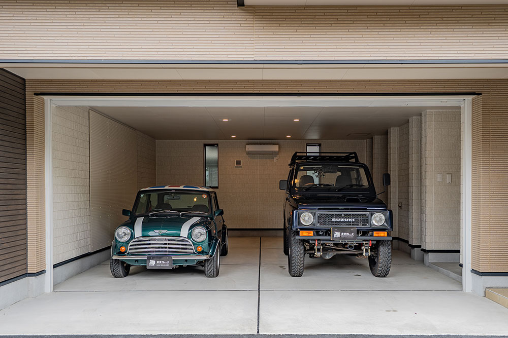 A棟のガレージに駐車したSUZUKI_ジムニー&ローバーMINI