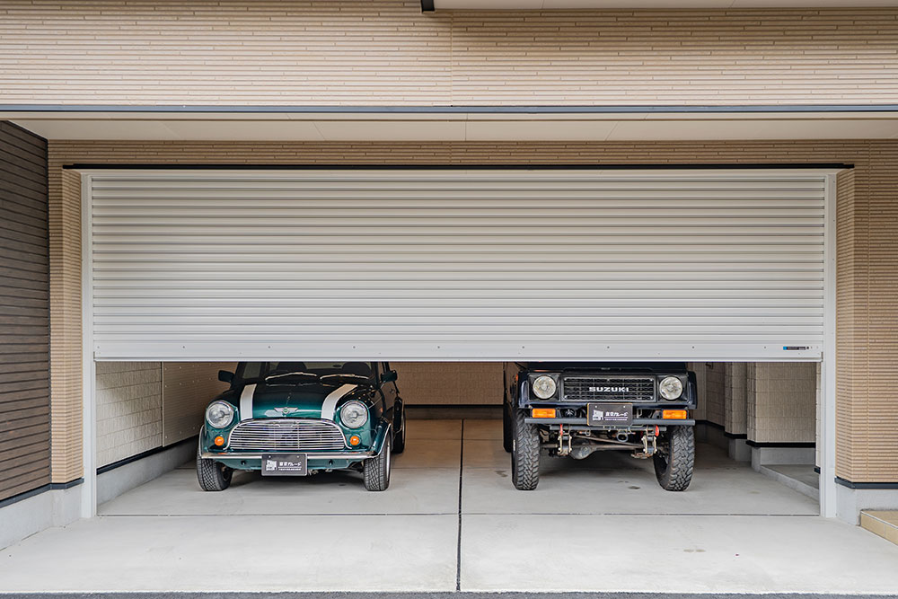 A棟のガレージに駐車したSUZUKI_ジムニー&ローバーMINI