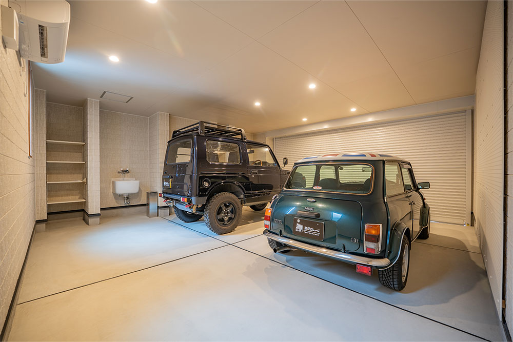 A棟のガレージに駐車したSUZUKI_ジムニー&ローバーMINI